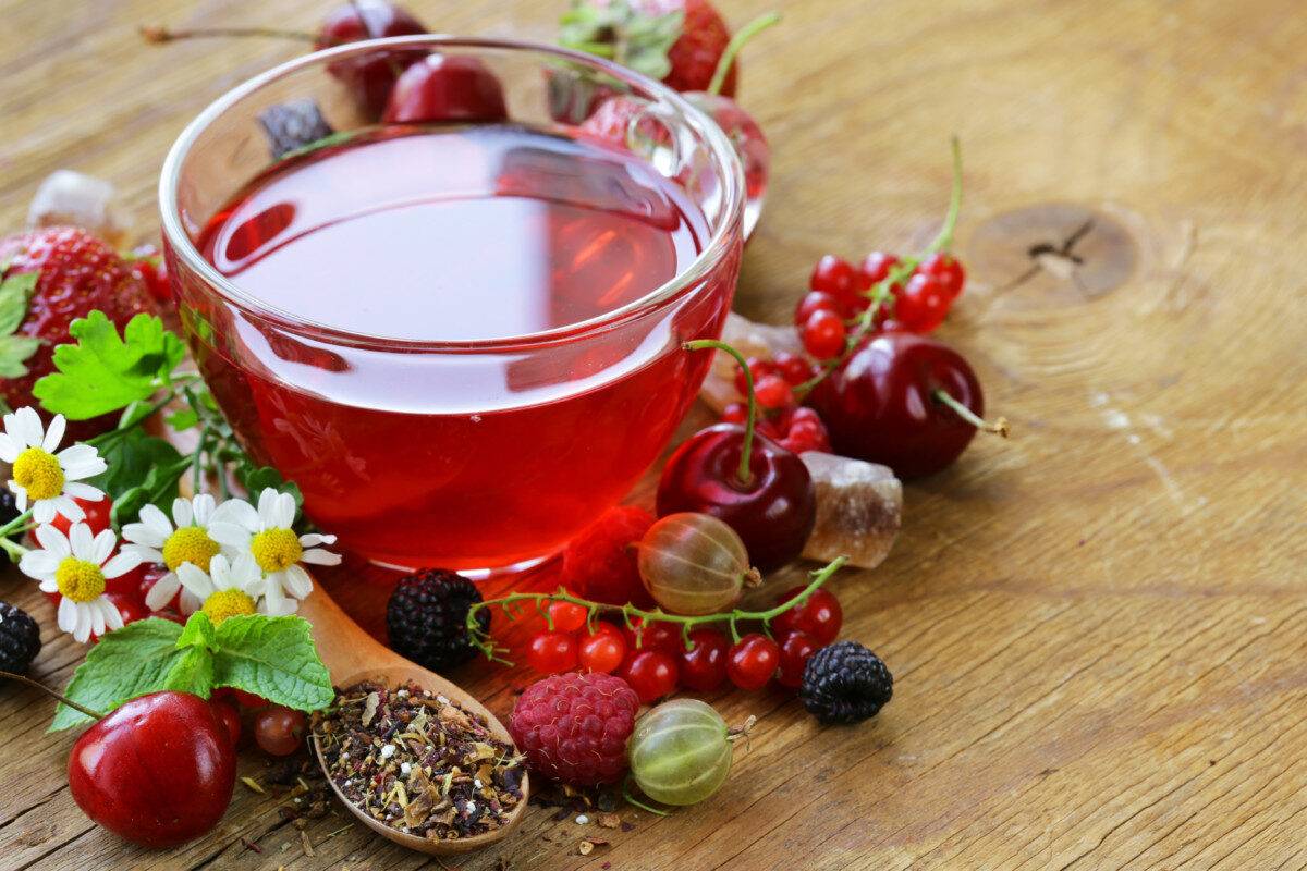 berry-tea-with-fresh-currants-raspberries-and-strawberries