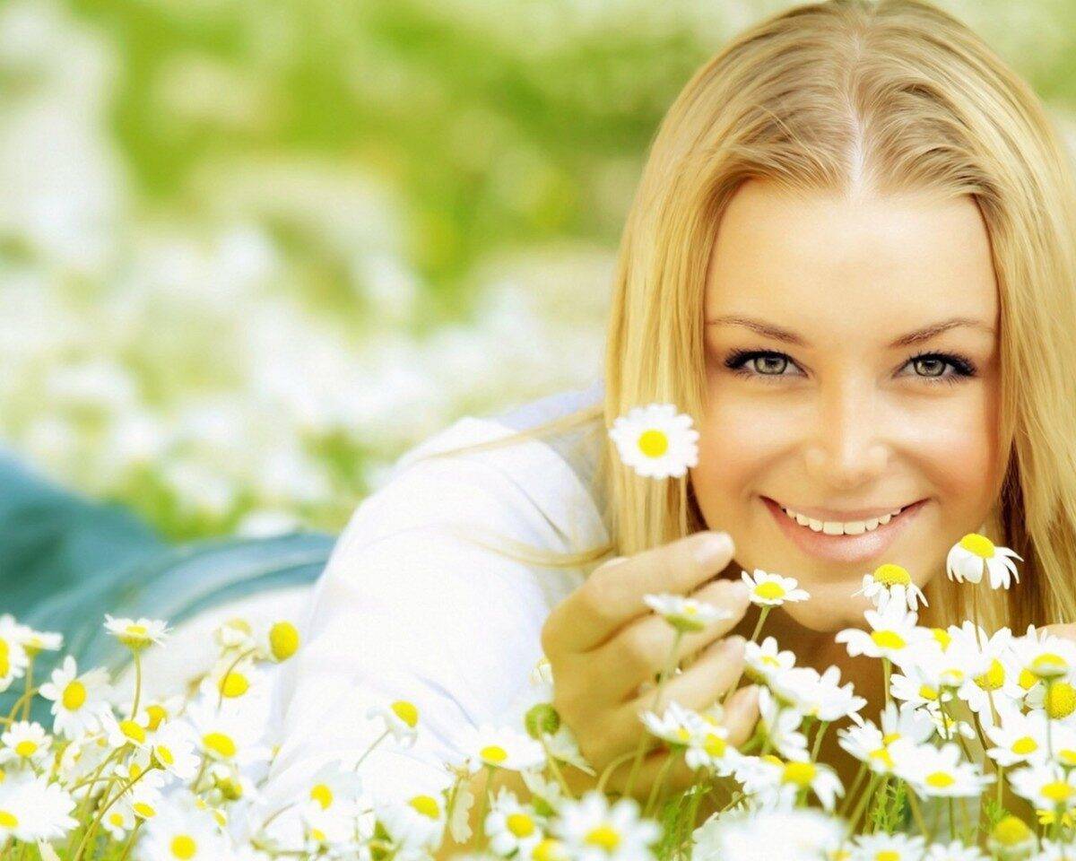 girls___beautyful_girls_blonde_with_daisies_059034_10