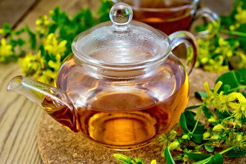 tea-from-tutsan-in-glass-teapot-on-board