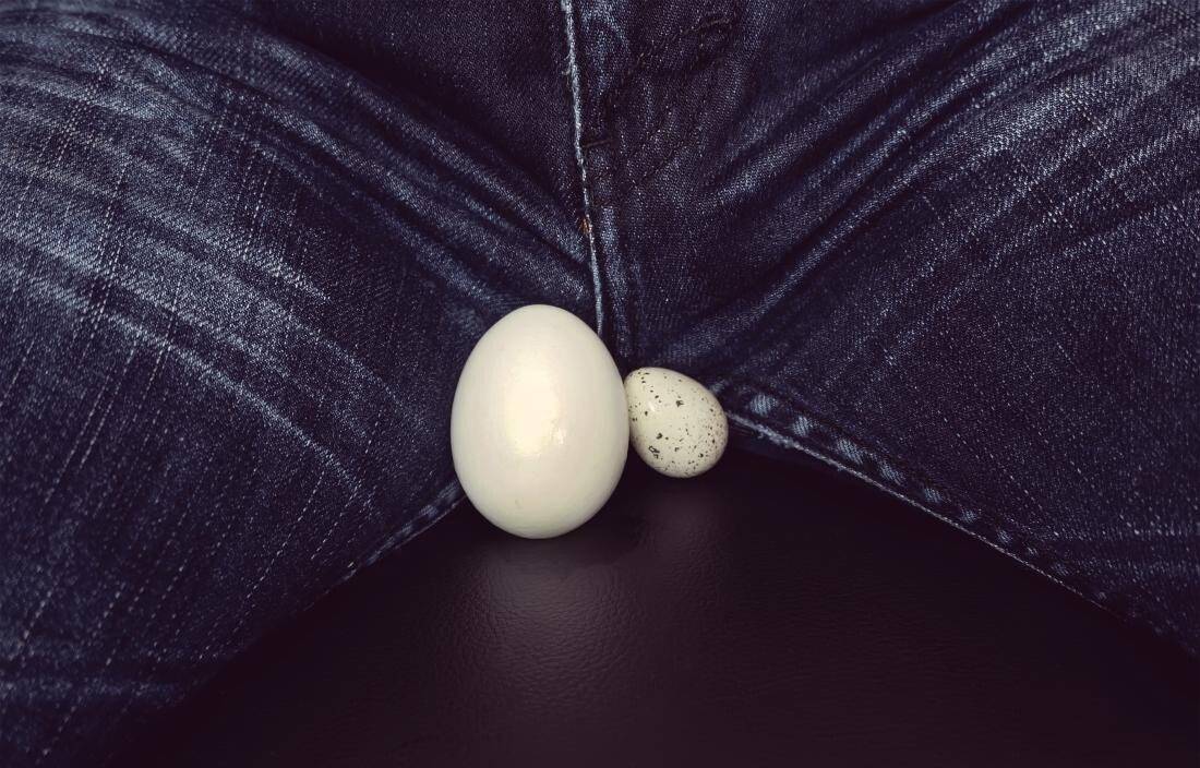 one-testicle-bigger-than-the-other-shown-by-two-different-sized-eggs-in-front-of-close-up-of-man-s-crotch-in-jeans